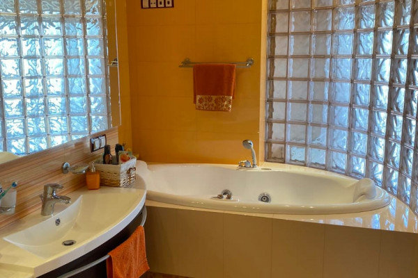 Отдельно стоящее здание в историческом центре Львова